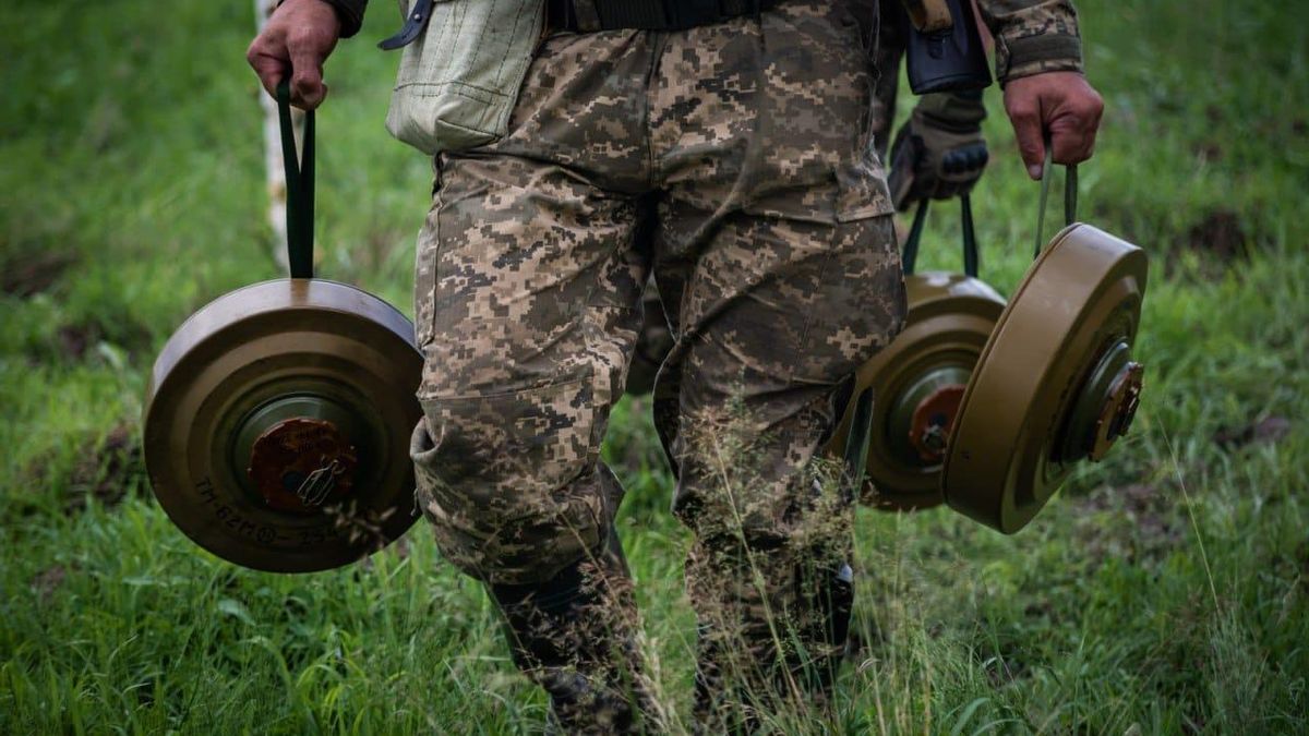 Putin nastražil na Ukrajině miliony min. Staví i falešné zákopy plné výbušnin